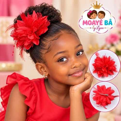 Barrette fleur blanche à plumes et perles portée sur un chignon